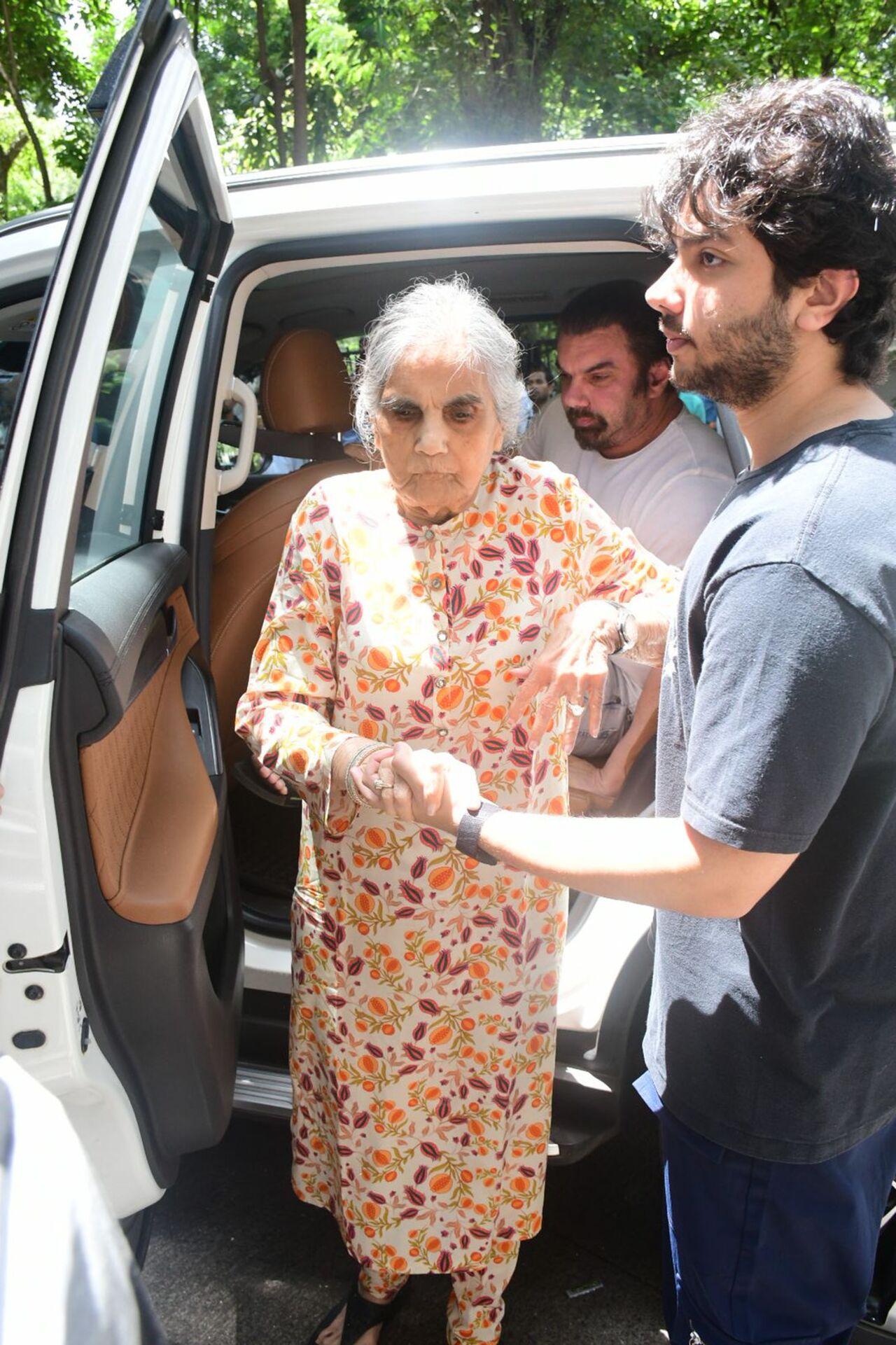 Her ex-mother-in-law Salman Khan also made it to the spot despite being physically ill. 