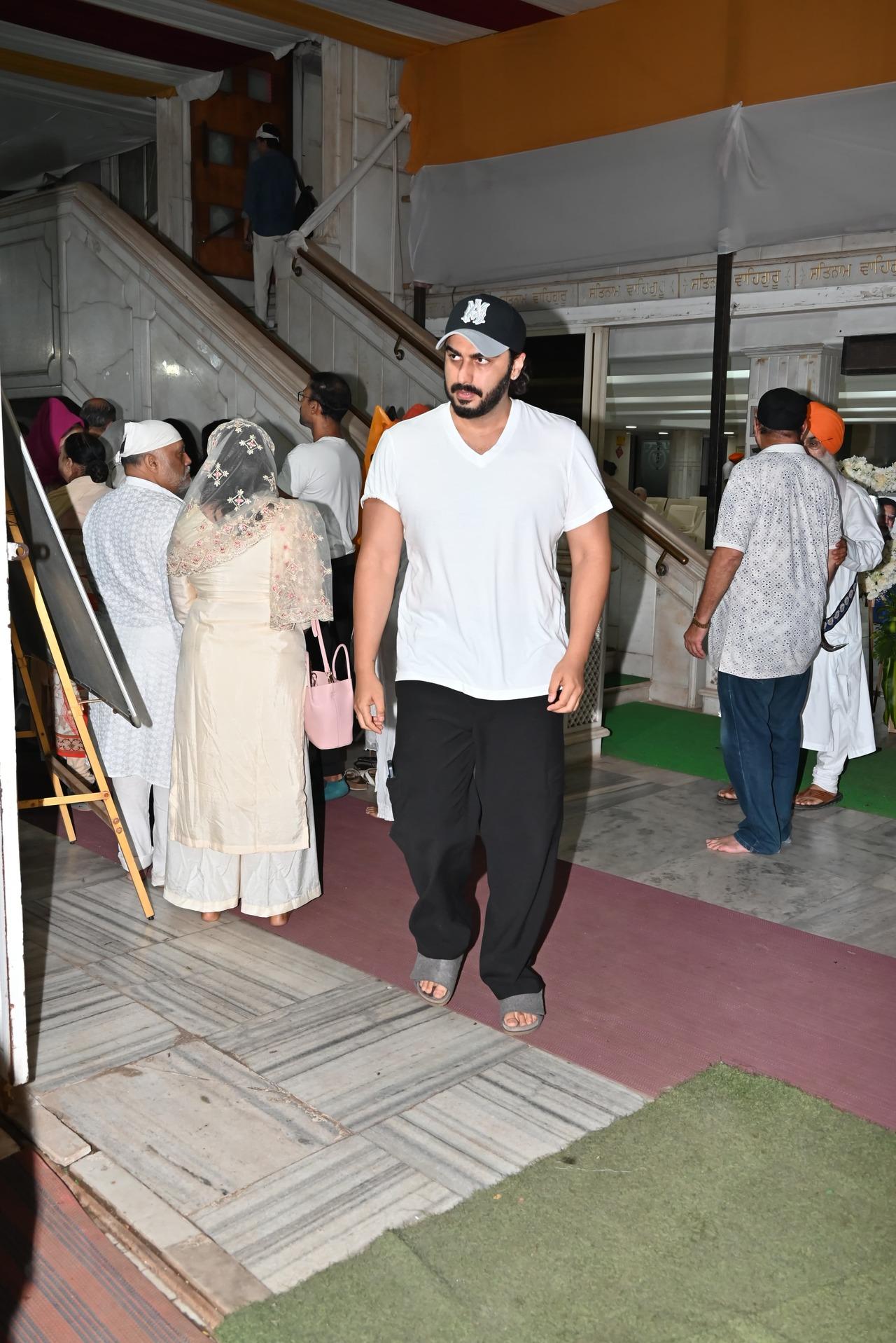 Malaika's ex-boyfriend and actor Arjun Kapoor, who was by her side since Mehta died was also seen at the prayer meet. 