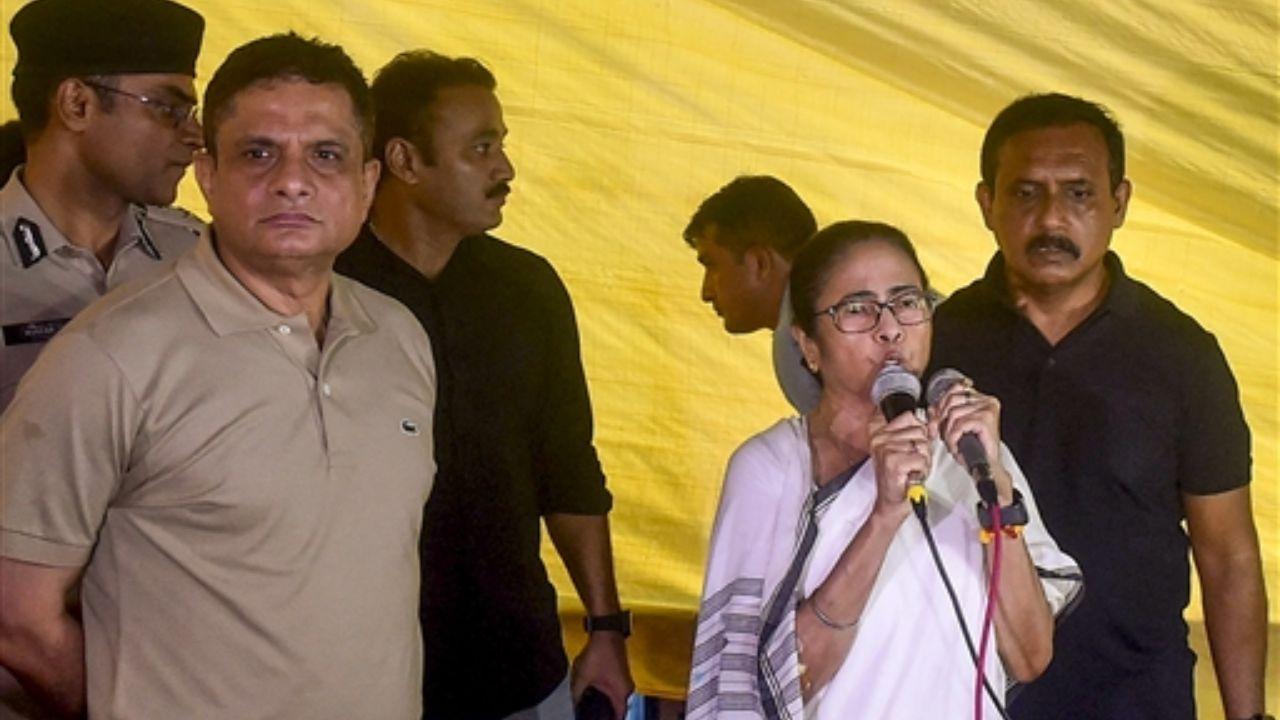 Mamata visits protesting doctors, urges them to end strike