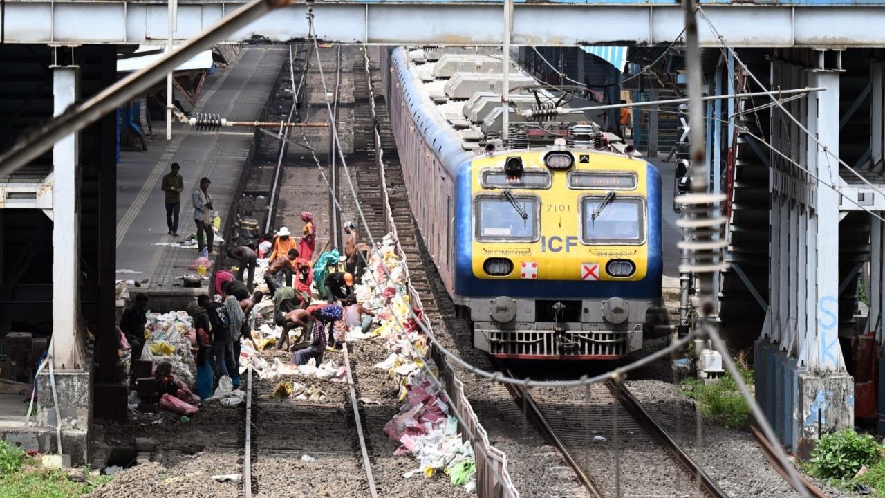 A major block of 10 hours is being undertaken on the Up and Down Slow lines and Down Fast line between Goregaon and Kandivali stations