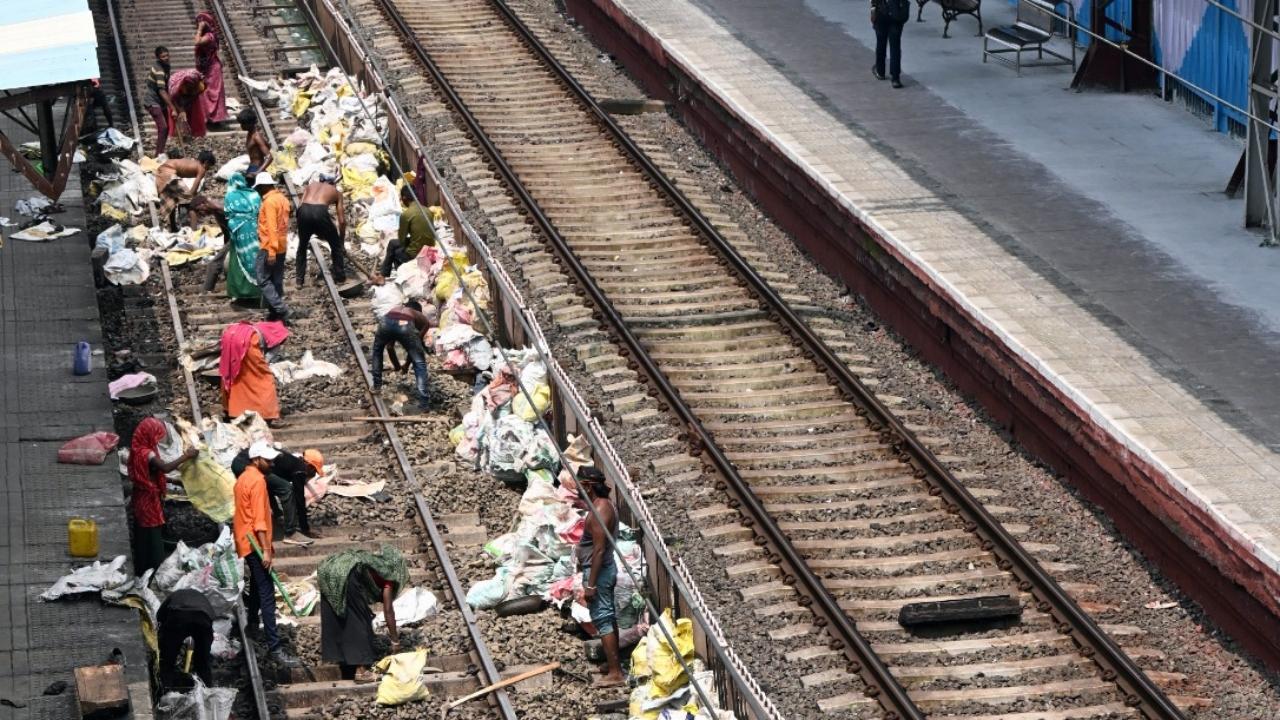 The block is being undertaken to facilitate the construction of the 6th line between Goregaon and Kandivali