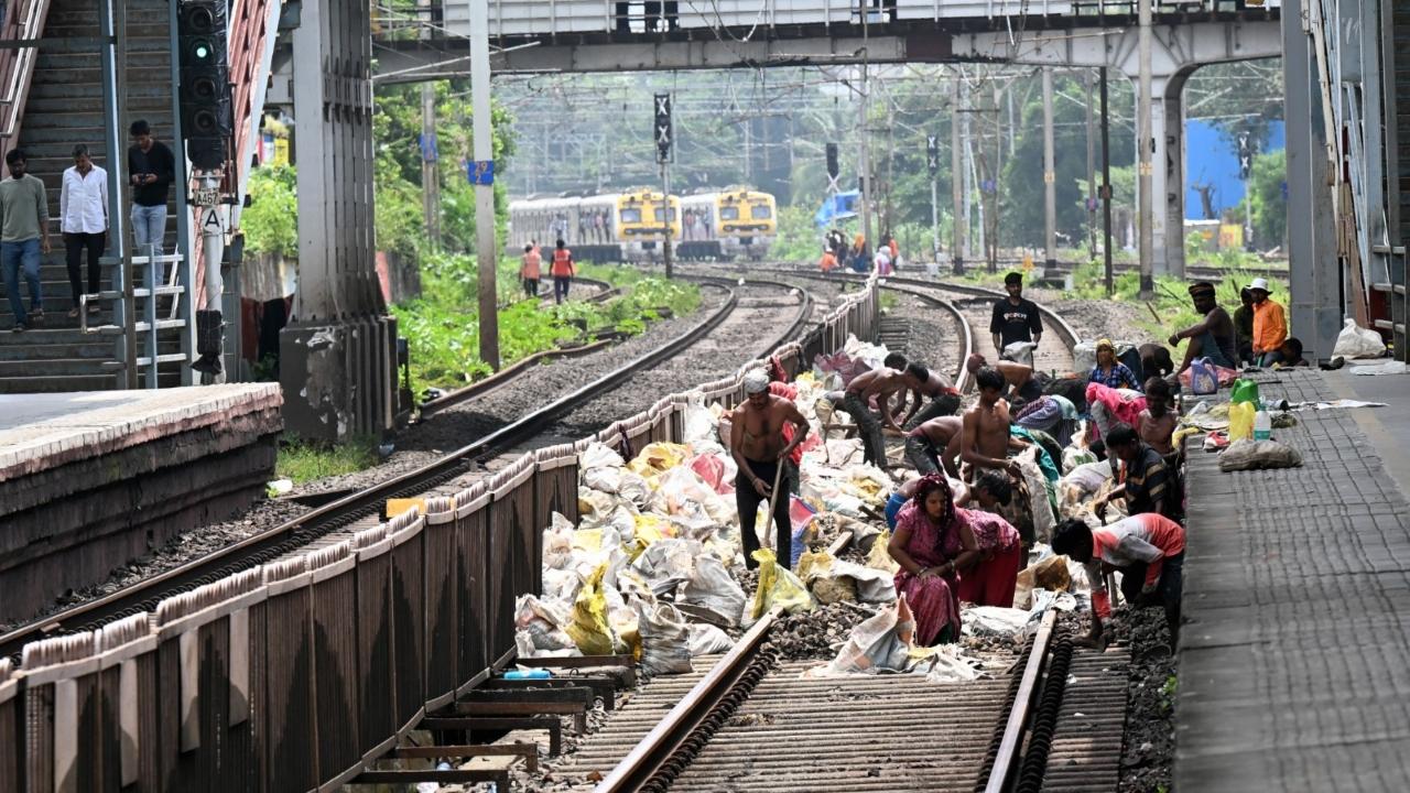 In an official statement, the Western Railway said that to facilitate the construction of the 6th line between Goregaon and Kandivali stations, a major block of 6.30 hours will be taken on the 5th line and on UP Fast line from 23.00 hrs to 05.30 hrs during the intervening night of Monday and Tuesday, i.e. on 23rd/24th September, 2024