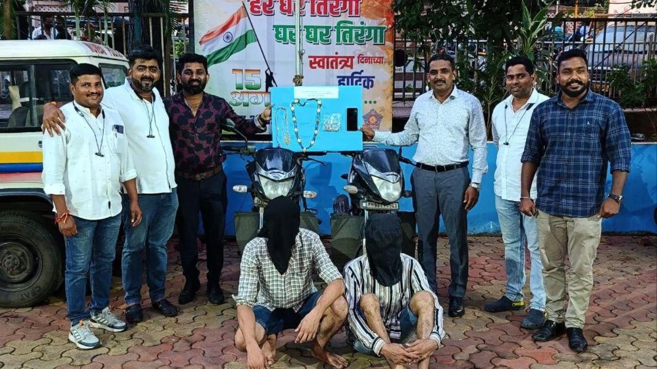 Mumbai cops nab two snatchers, recover items worth Rs 3.59 lakh