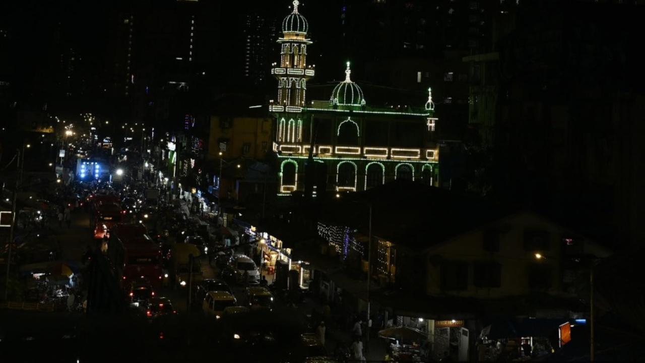The mosque, located in south Mumbai, attracts a large number of visitors and devotees who came to witness the festive display. Pics/Ashish Raje