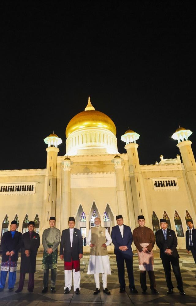 PM Modi visited the iconic Omar Ali Saifuddien Mosque in Brunei, which was built by the current Sultan`s father