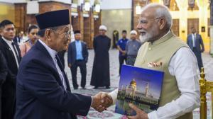 PM Modi during a visit to Omar Ali Saifuddien Mosque. PicPTI