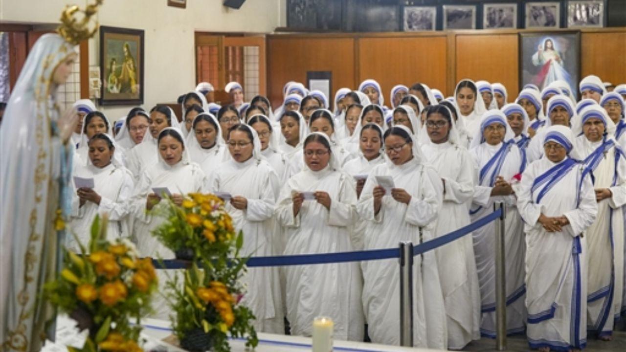 Even after gaining international fame, Mother Teresa led a humble life, living in modest accommodations and wearing a simple white sari with blue borders, symbolising her dedication to serving the underprivileged.