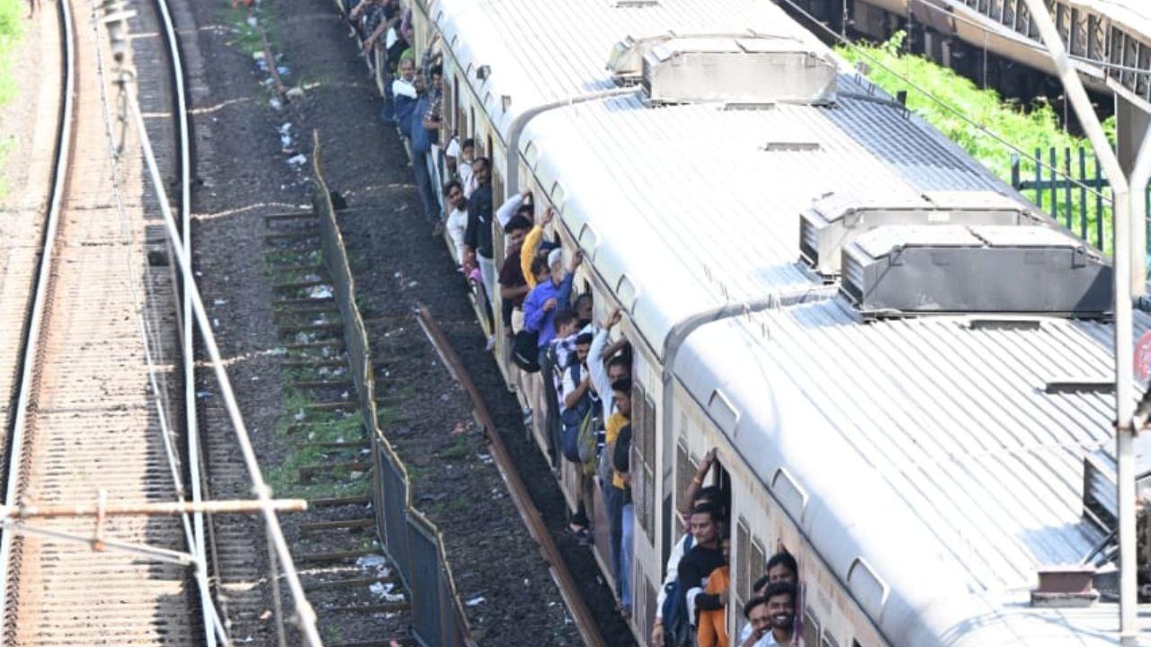 IN PHOTOS Chaos ensues amid morning rush hour as WR trains run late