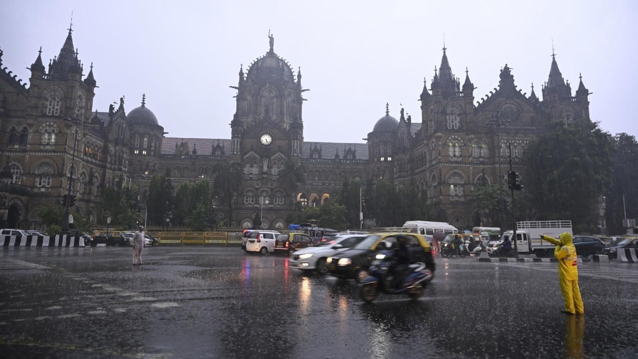 The IMD said that extremely heavy rainfall and thunderstorm with lightning and gusty winds at isolated places were very likely. Pics/Atul Kamble, Ashish Raje and Anurag Ahire