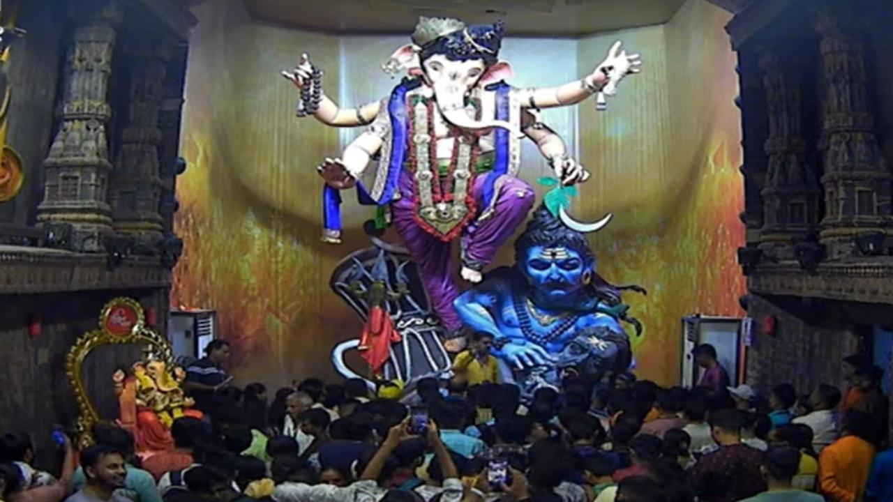 Crowds have thronged the Mumbaicha Raja Ganpati pandal in Parel. This year, the mandal has made a replica of Ujjain's Mahakaleshwar Temple at the Ganpati pandal 