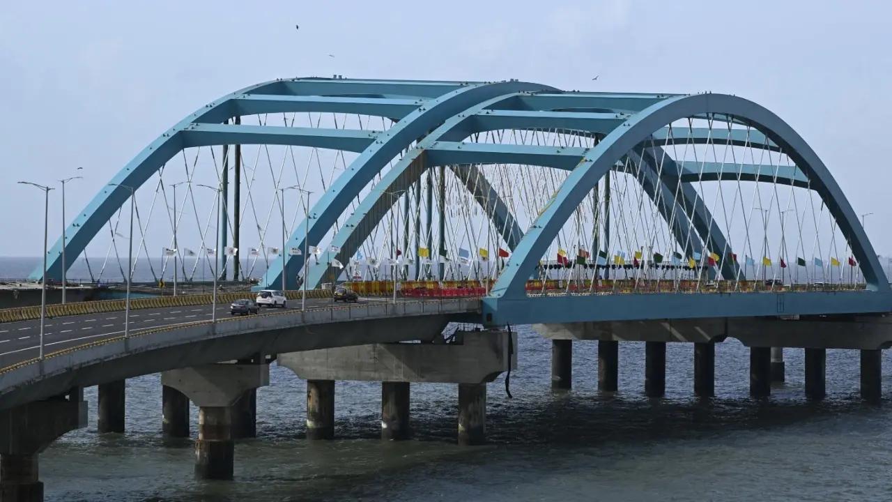 The speed limit is 80 km on a straight stretch, 60 km in the tunnel, 40 km at turnings, and 30 km at the merging point of the Coastal Road and sea link