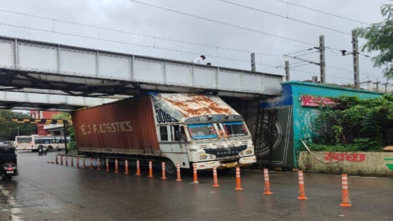 Container stuck under Airoli rly bridge, police warn of traffic snarls