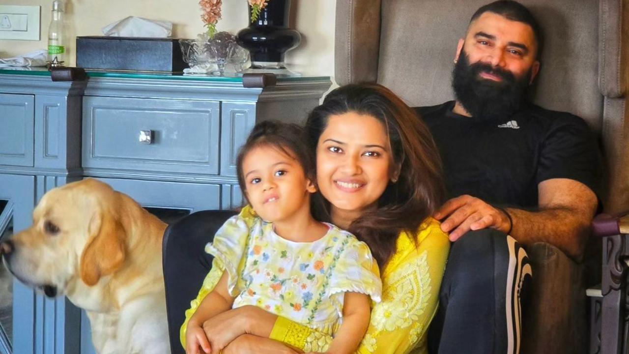 Nikitin Dheer marks 10 years of marital bliss with Kratika Sengar; shares adorable family photo