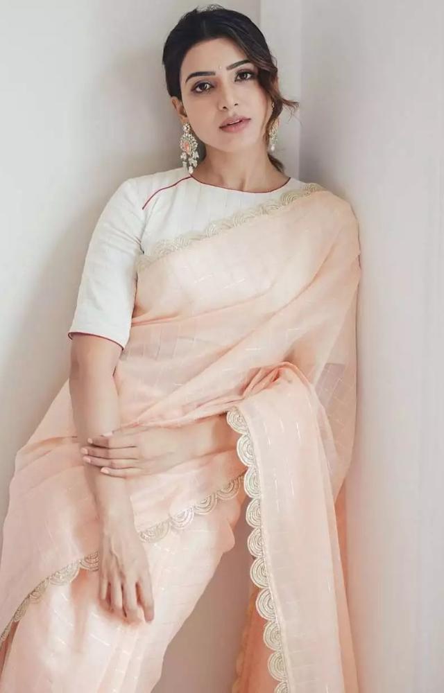 Samantha dazzles in this peach hued saree that is simple yet chic. We love how the peach colour looks radiant is out first pick this Ganesh Chaturthi