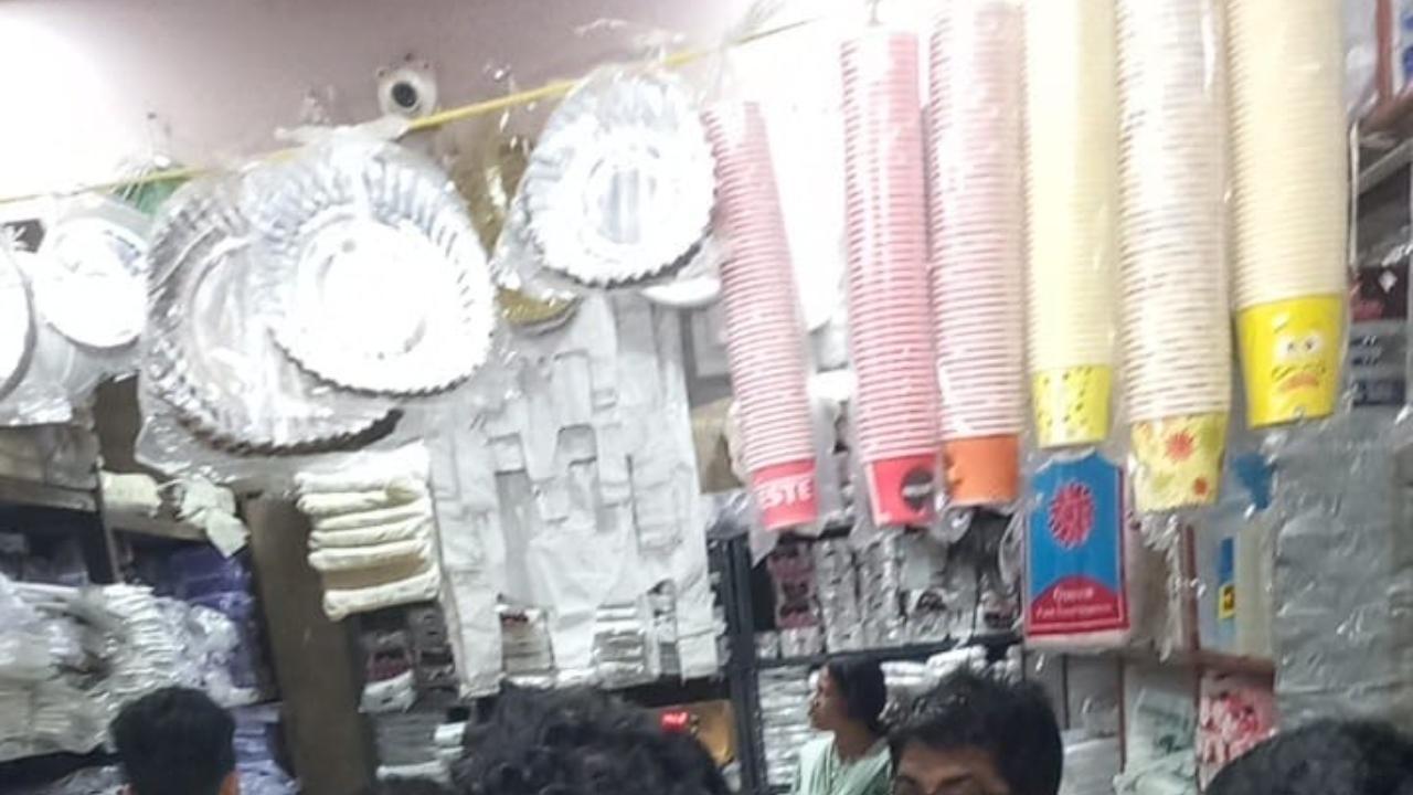 Ulhasnagar Municipal Corporation raids shop selling plastic items, seizes 500 kg of materials
