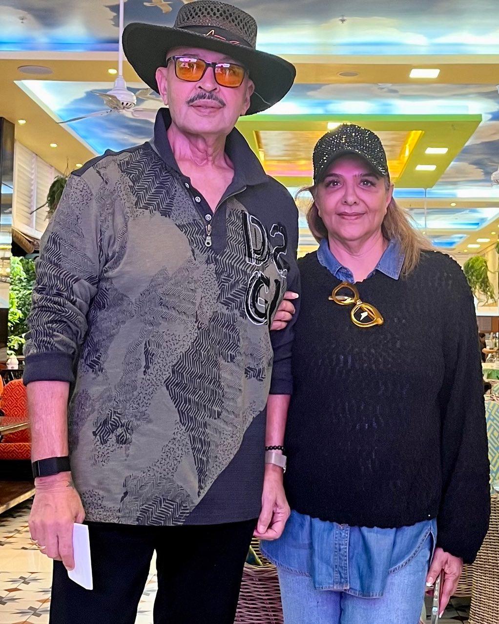 Let's take a look at a few more candid pictures of Rakesh Roshan. Rakesh Roshan and Pinky Roshan hand-in-hand. Pinky comes from a filmy background. She is the daughter of popular filmmaker J. Om Prakash. The couple has a son, Hrithik Roshan and a daughter, Sunaina.