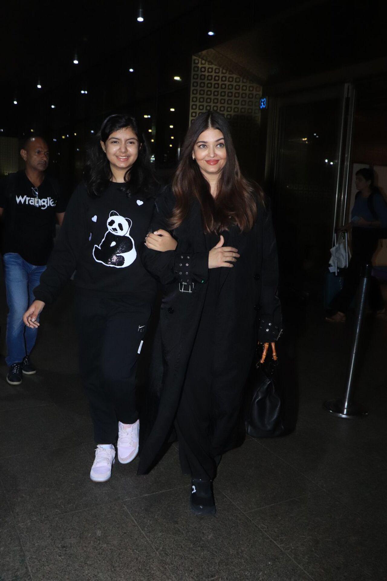 <p>Bollywood superstar Aishwarya Rai Bachchan returned from the Paris Fashion Week 2024 and was spotted with daughter Aaradhya Bachchan at the airport. </p> <p>Bollywood superstar Aishwarya Rai Bachchan returned from the Paris Fashion Week 2024 and was spotted with daughter Aaradhya Bachchan at the airport. </p>