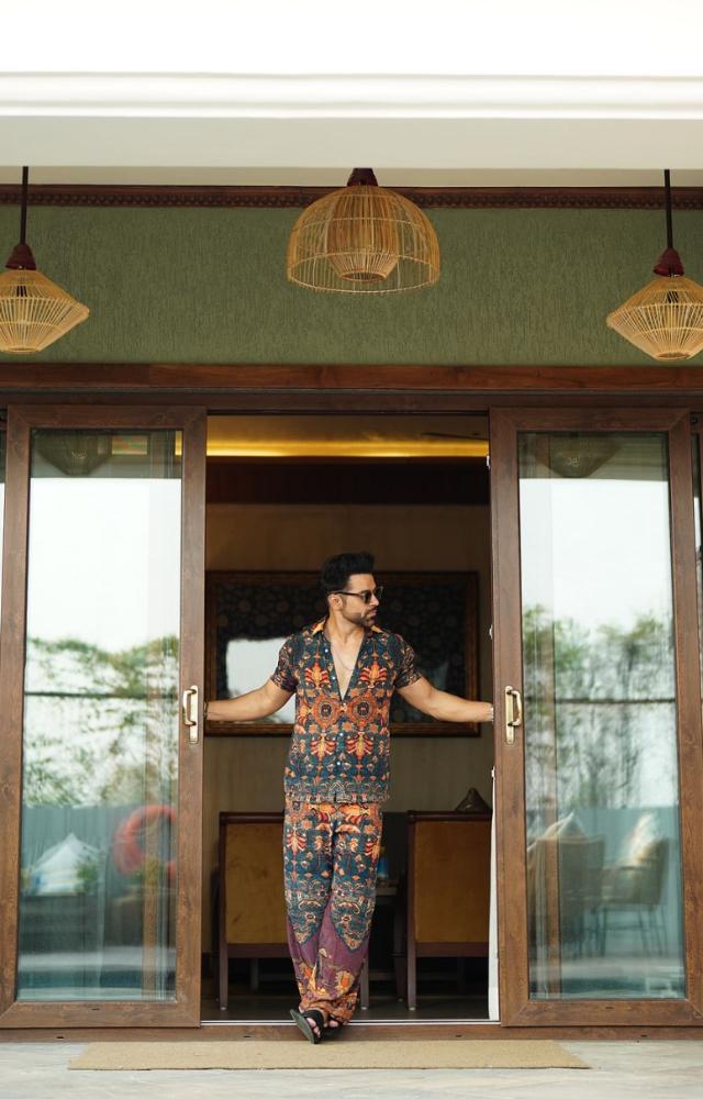 With his style and fashion sense, the actor always leaves us in awe of his looks