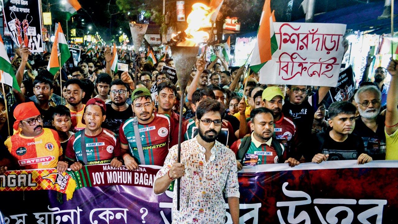 The medical fraternity and others stage a protest at Shyambazar 5 Point Crossing in Kolkata. Pics/PTI
