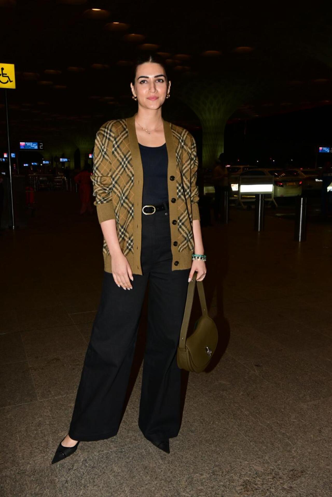 <p>Kriti Sanon looked stunning in casual formals at the airport</p> <p>Kriti Sanon looked stunning in casual formals at the airport</p>