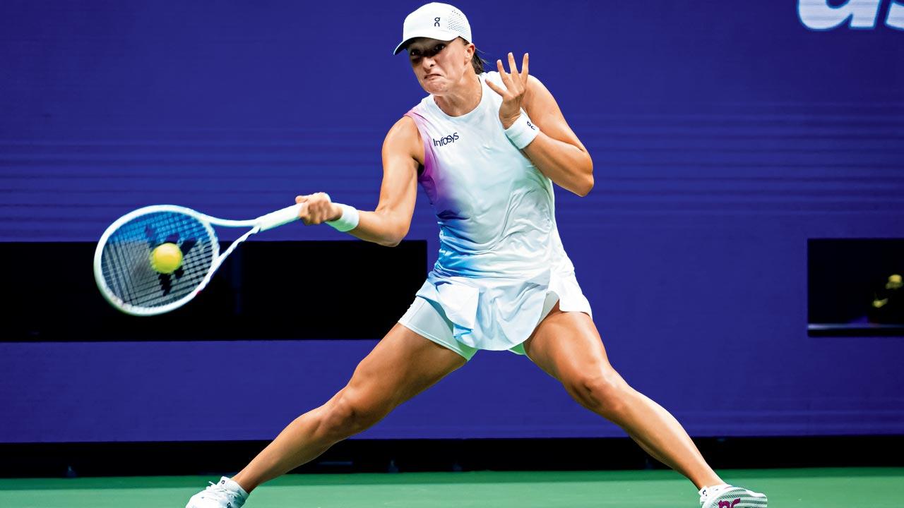 Iga Swiatek returns to Anastasia Pavlyuchenkova in New York on Saturday. Pics/Getty Images