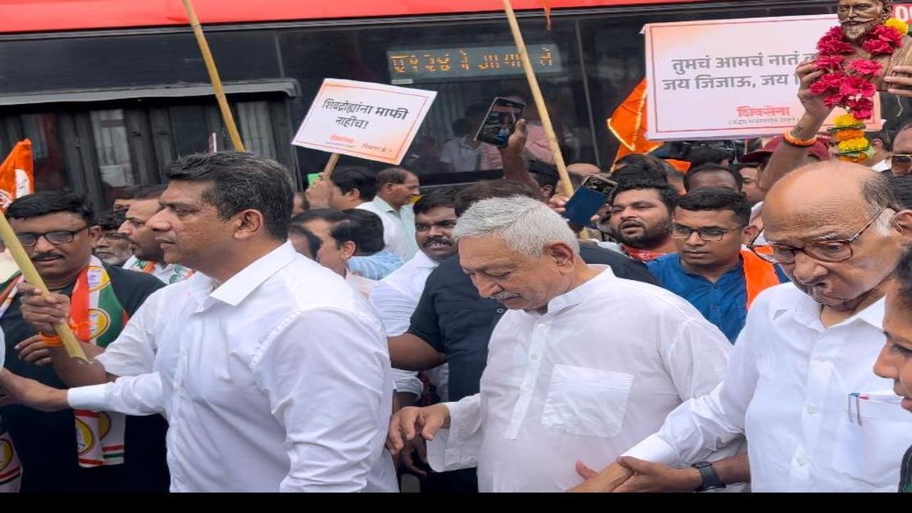 MVA protest march in Mumbai: Sharad Pawar, Uddhav Thackeray, Varsha Gaikwad lay wreaths at Hutatma Chowk 