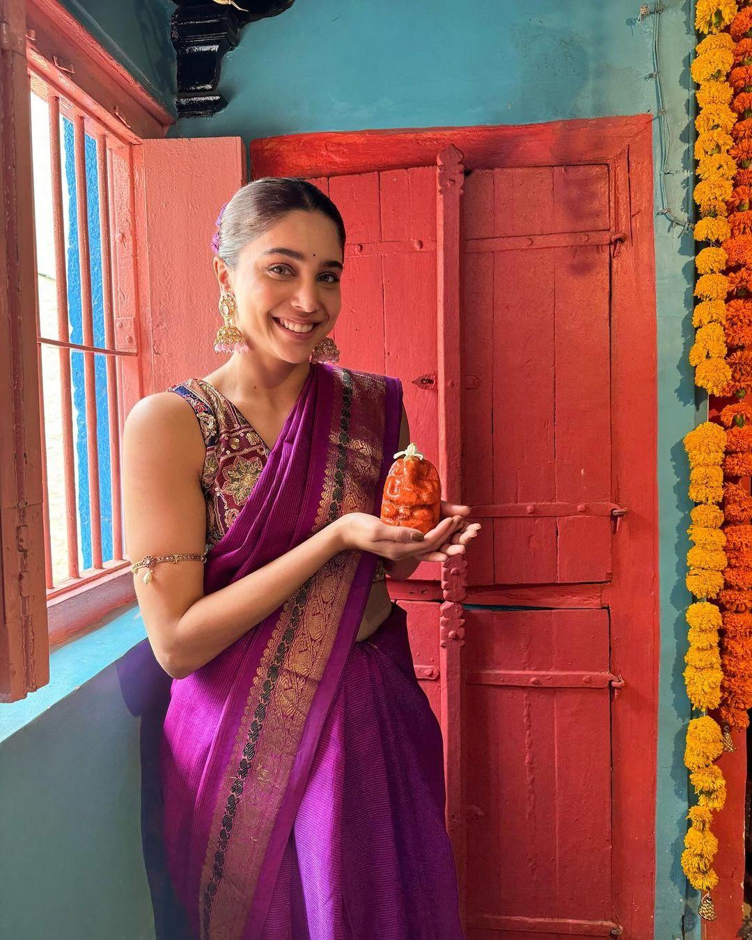 Sharvari Wagh took to Instagram to pose with her Ganesh idol