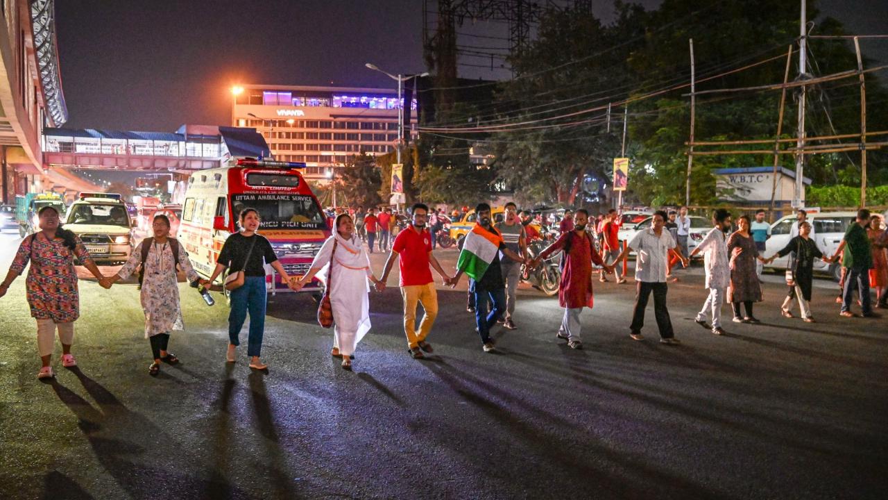The procession passed through Ruby Crossing, VIP Bazar, Science City, Chingrighata and take a detour via Beleghata, NRS Medical College, Chittaranjan National Medical College, Mallick Bazar and SSKM Hospital before concluding at Shyambazar