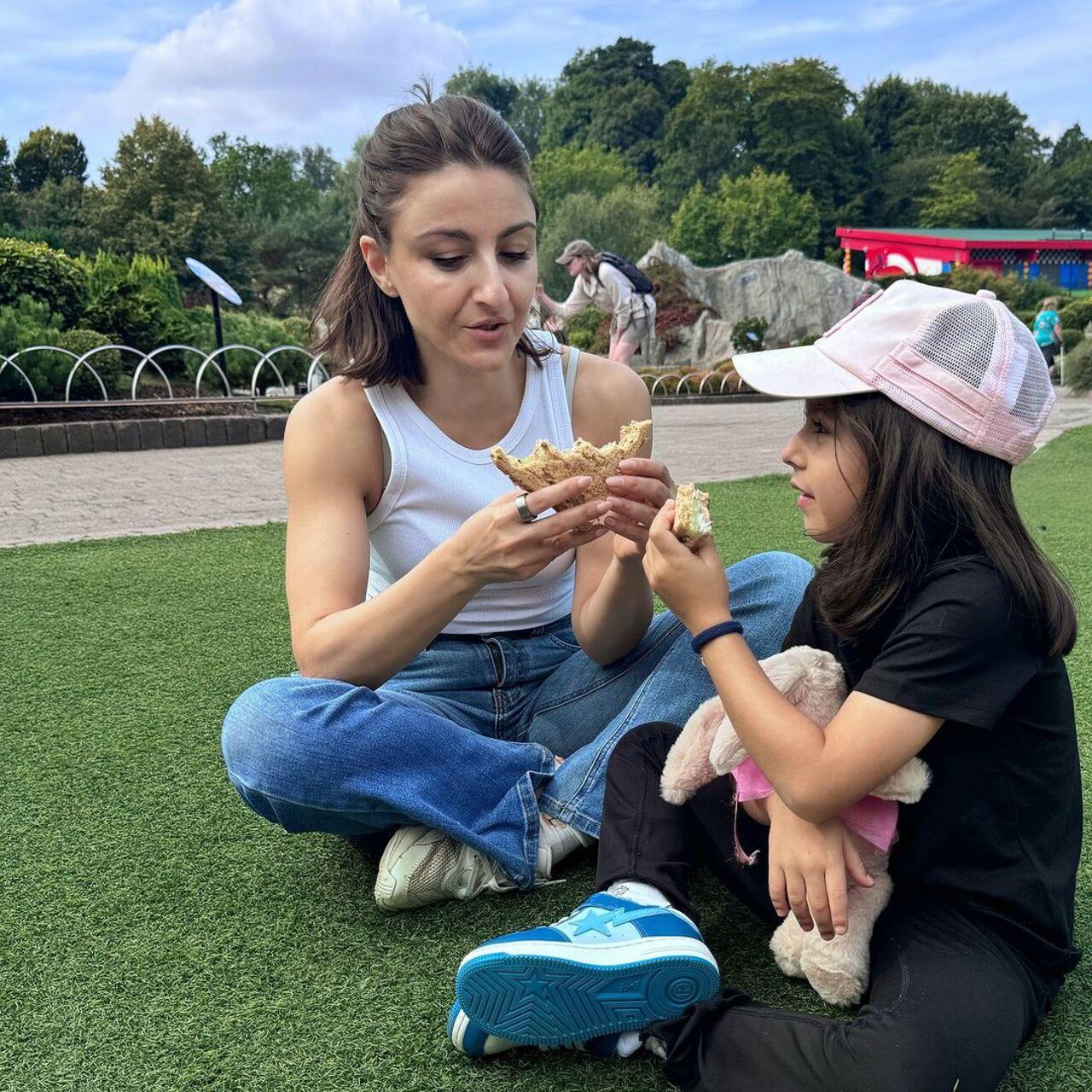 The two also gorged on some sandwiches together while sitting on the grass and turning the day into a picnic. 