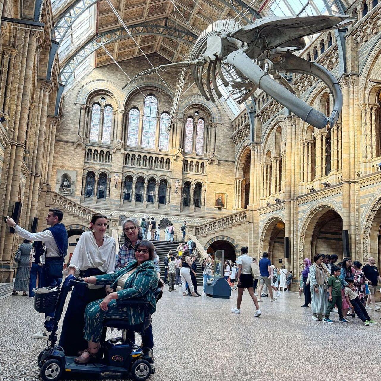 They also made an educational trip to the museum and posed alongside a giant skeleton of a prehistoric creature. 