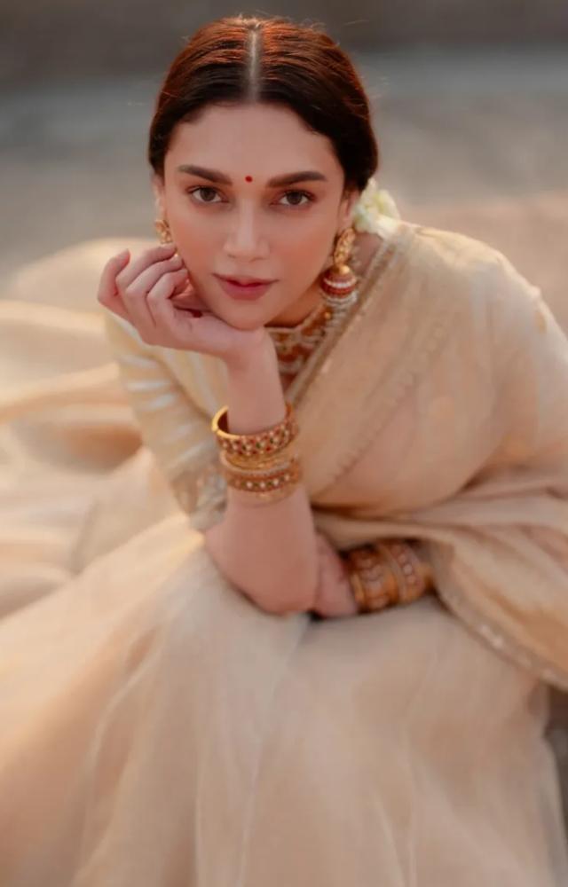 For her wedding ceremony, Aditi Rao Hydari wore a handwoven Maheshwari tissue lehenga. 
