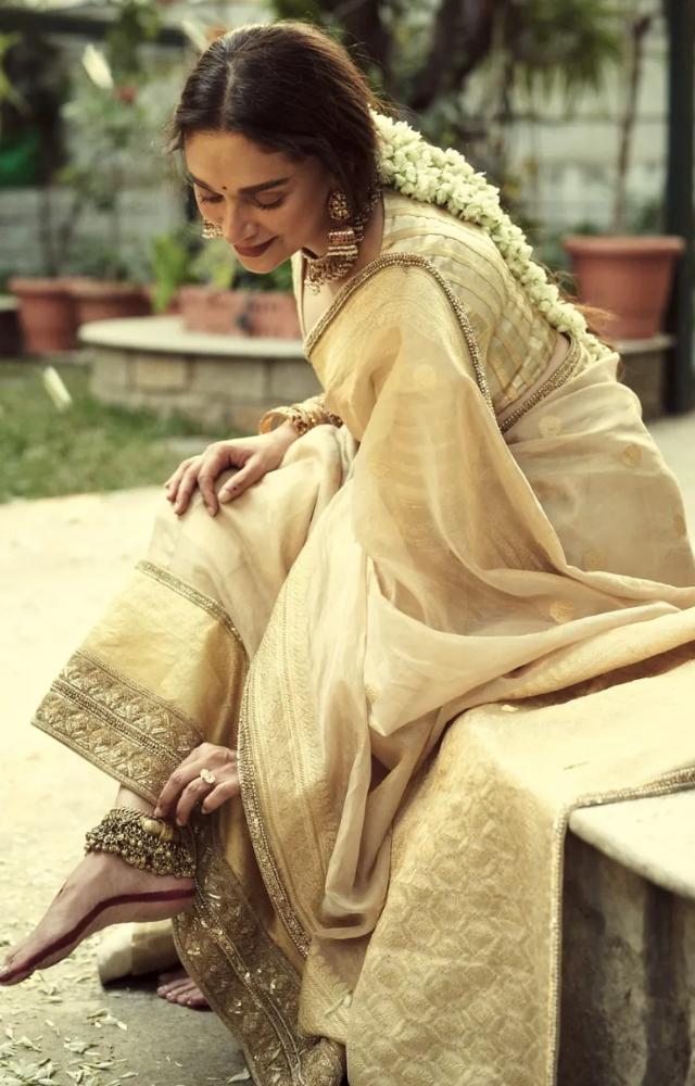 She paired it with a Benarasi tissue dupatta from the archives of the Sabyasachi, and accentuated it with the designer’s heritage jewellery. 
