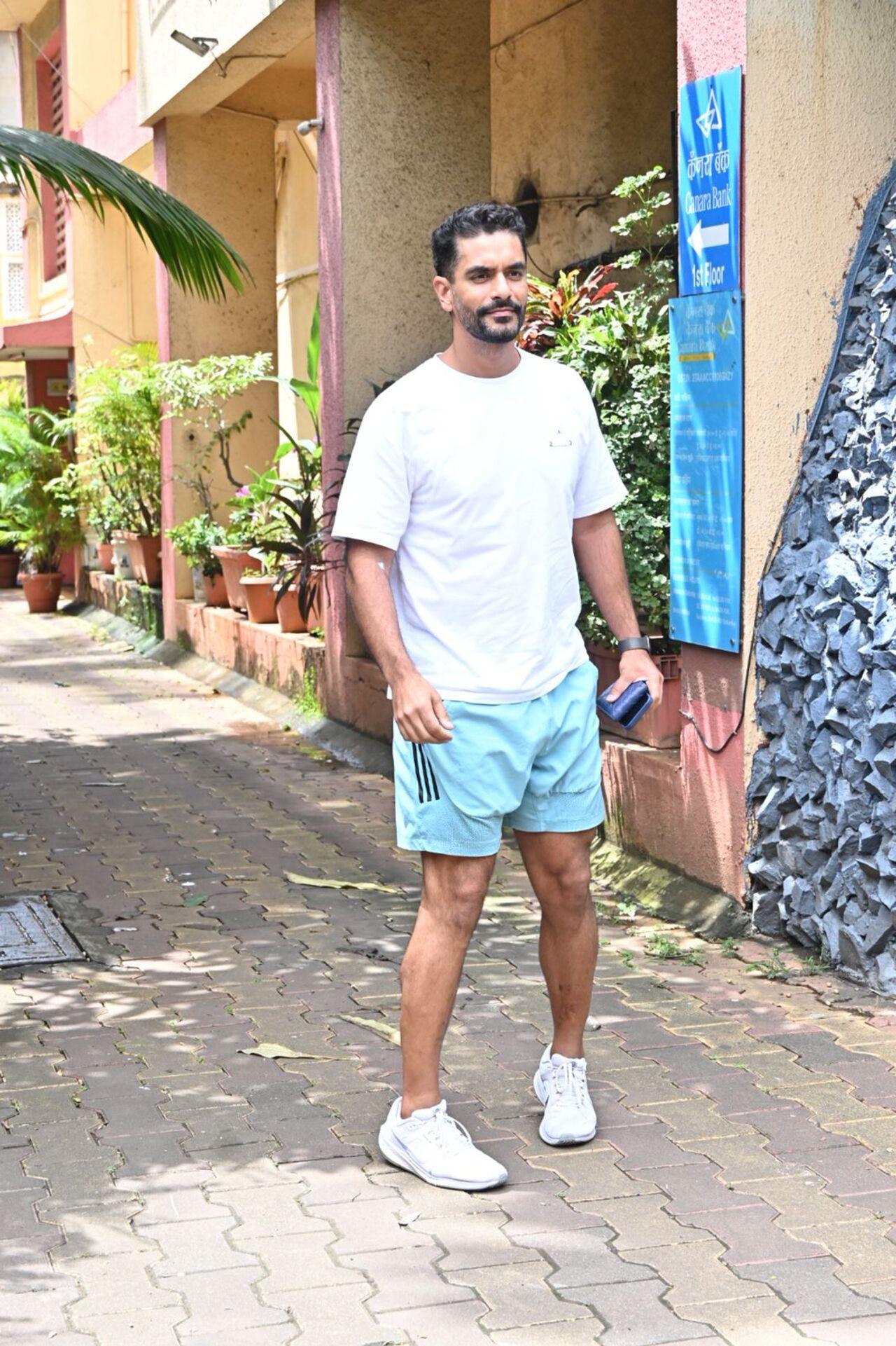 Actor Angad Bedi was spotted in athleisure as he went about his daily workout. 
