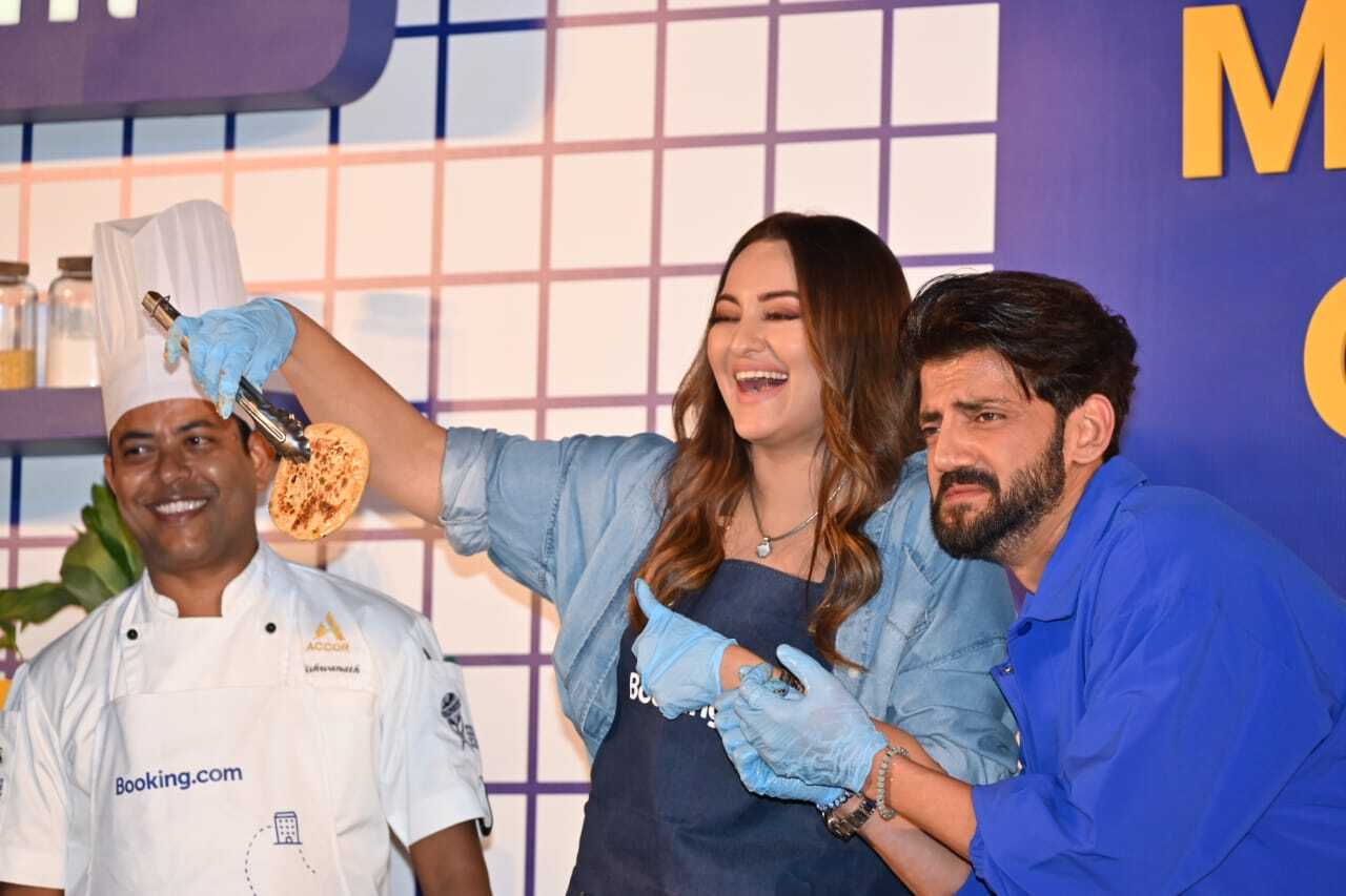Bollywood’s newlyweds Sonakshi Sinha and Zaheer Iqbal were spotted at an event where they indulged in cooking. Sonakshi also made ‘gol roti’ for Zaheer. 
