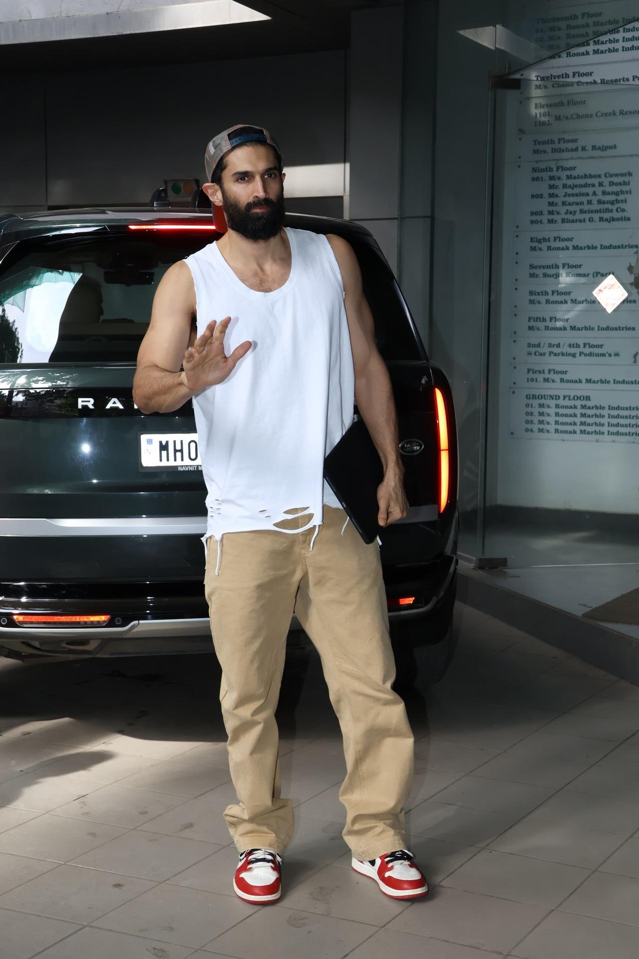 Her ex-boyfriend and actor Aditya Roy Kapur was seen in a white ganji and beige trousers.