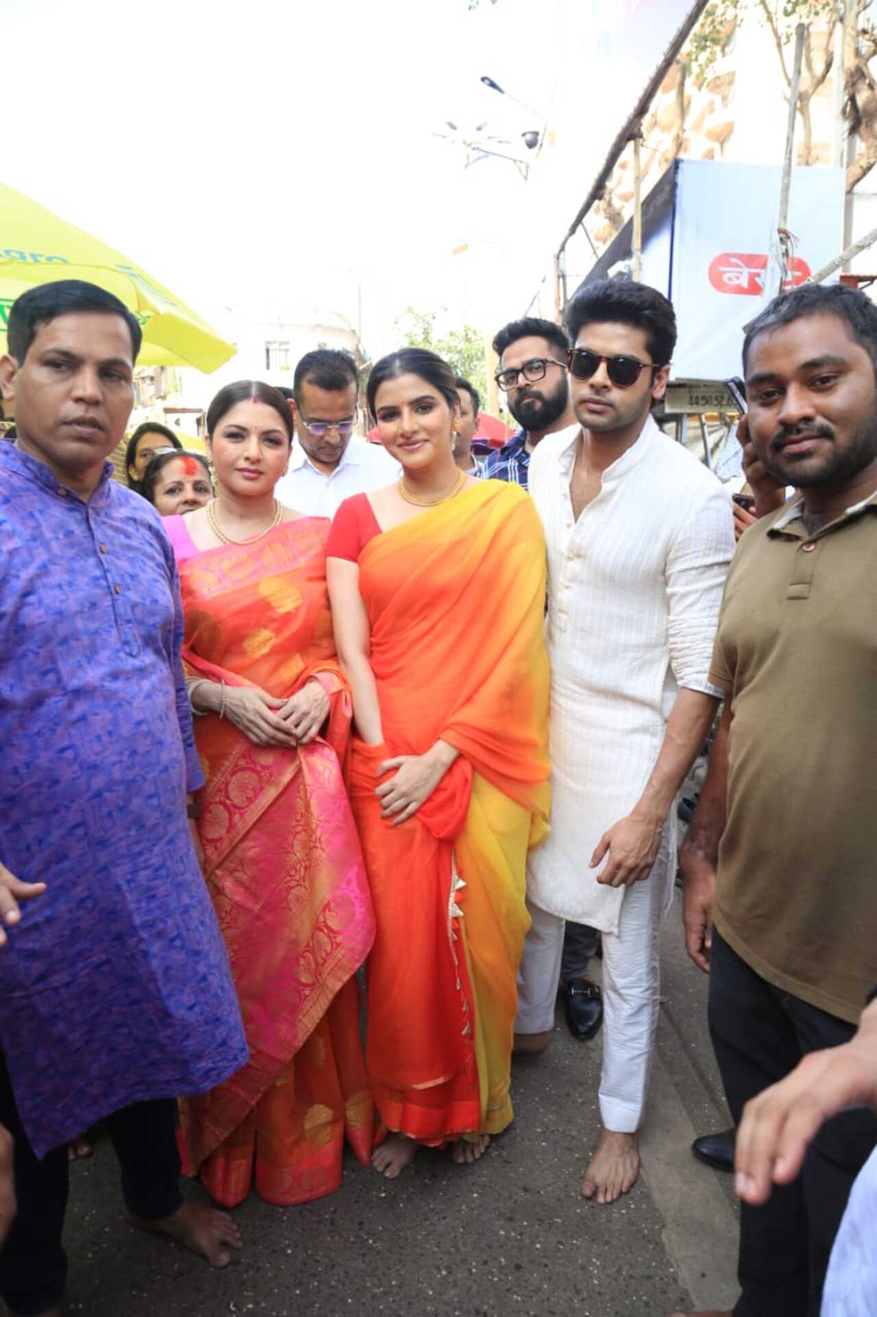 Bollywood actress Bhagyashree visited Lalbaugcha Raja in Mumbai with her daughter Avantika and son Abhimanyu Dassani. 