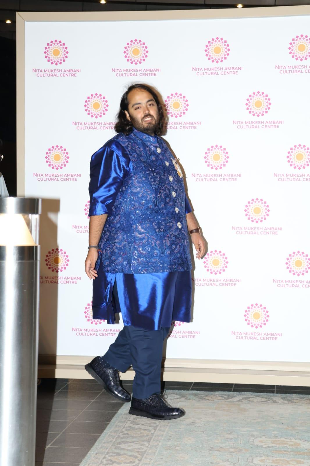 Their son Anant Ambani also joined for the same in a royal blue Indian ensemble. 