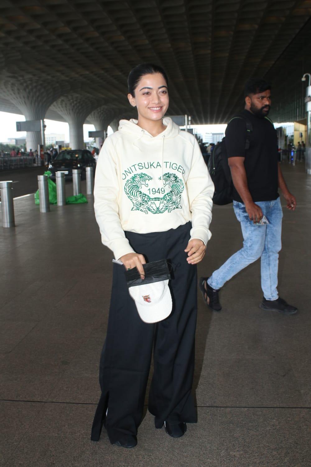 Rashmika Mandanna flaunted her cute smile at the Mumbai airport today