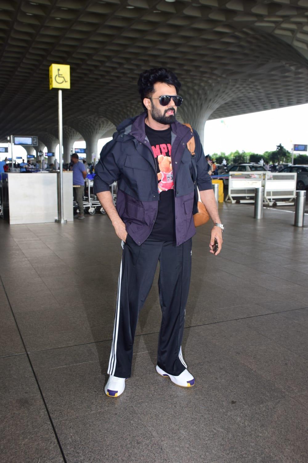 Maniesh Paul posed for the cameras at the Mumbai airport