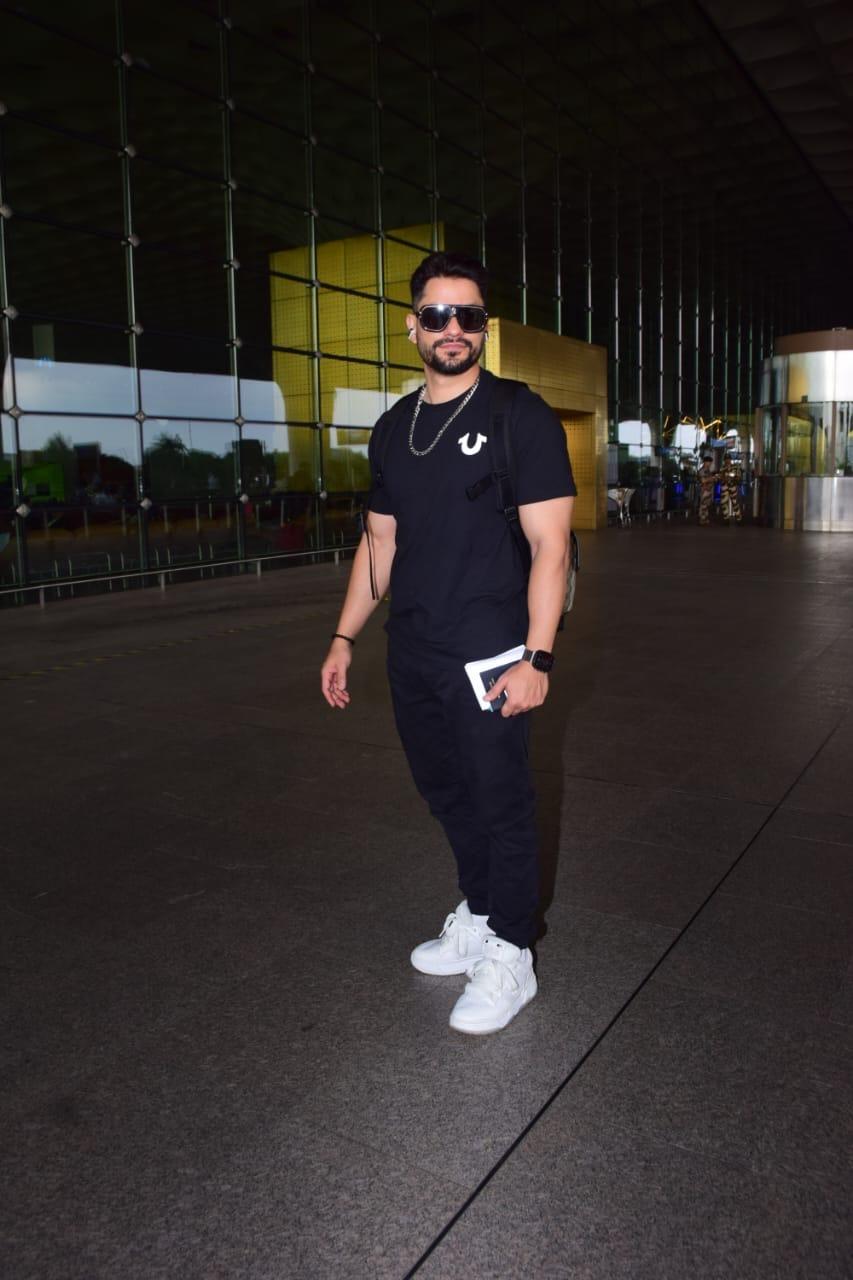 Kunal Khemu posed for the paparazzi in an all-black outfit at the Mumbai airport today