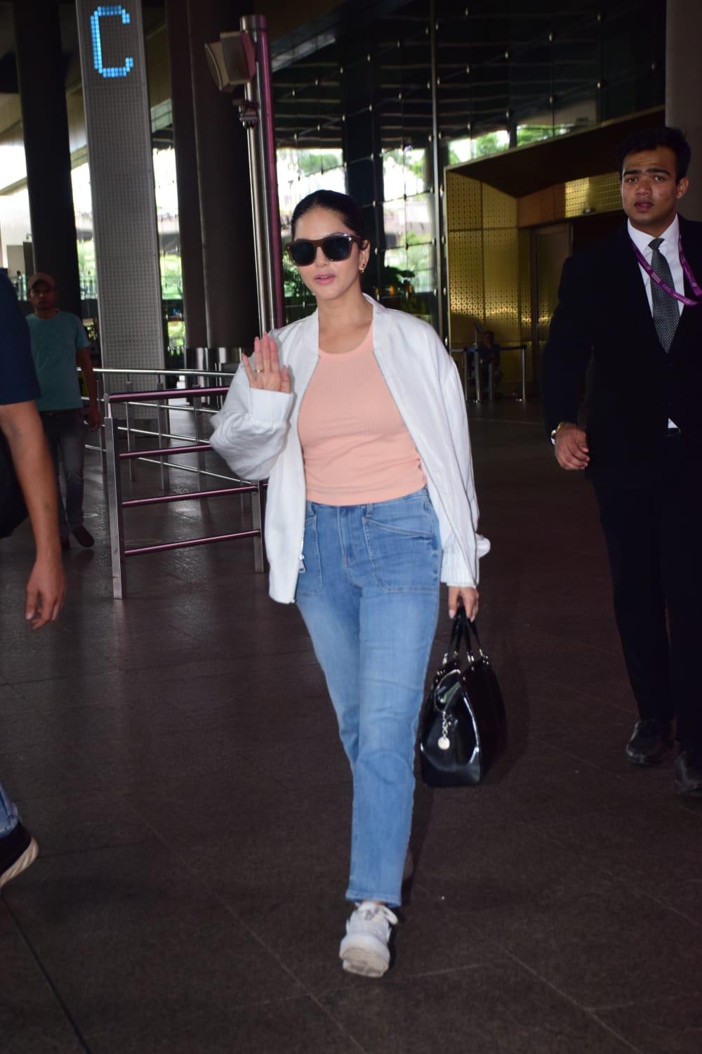 Sunny Leone served some casual fashion elegance at the Mumbai airport today