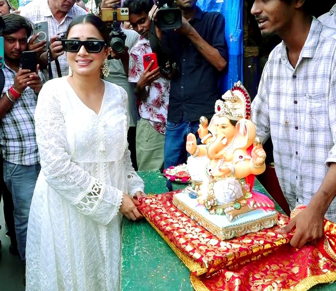 Tina Datta looked gorgeous as she picked up her Ganesh idol