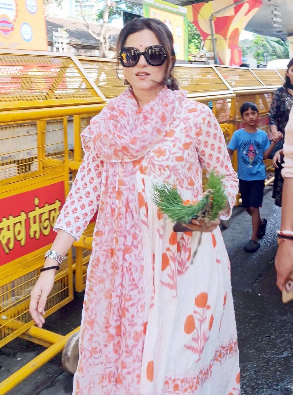 Riddhi Dogra made an appearance at Lalbaug to seek blessings from Bappa
