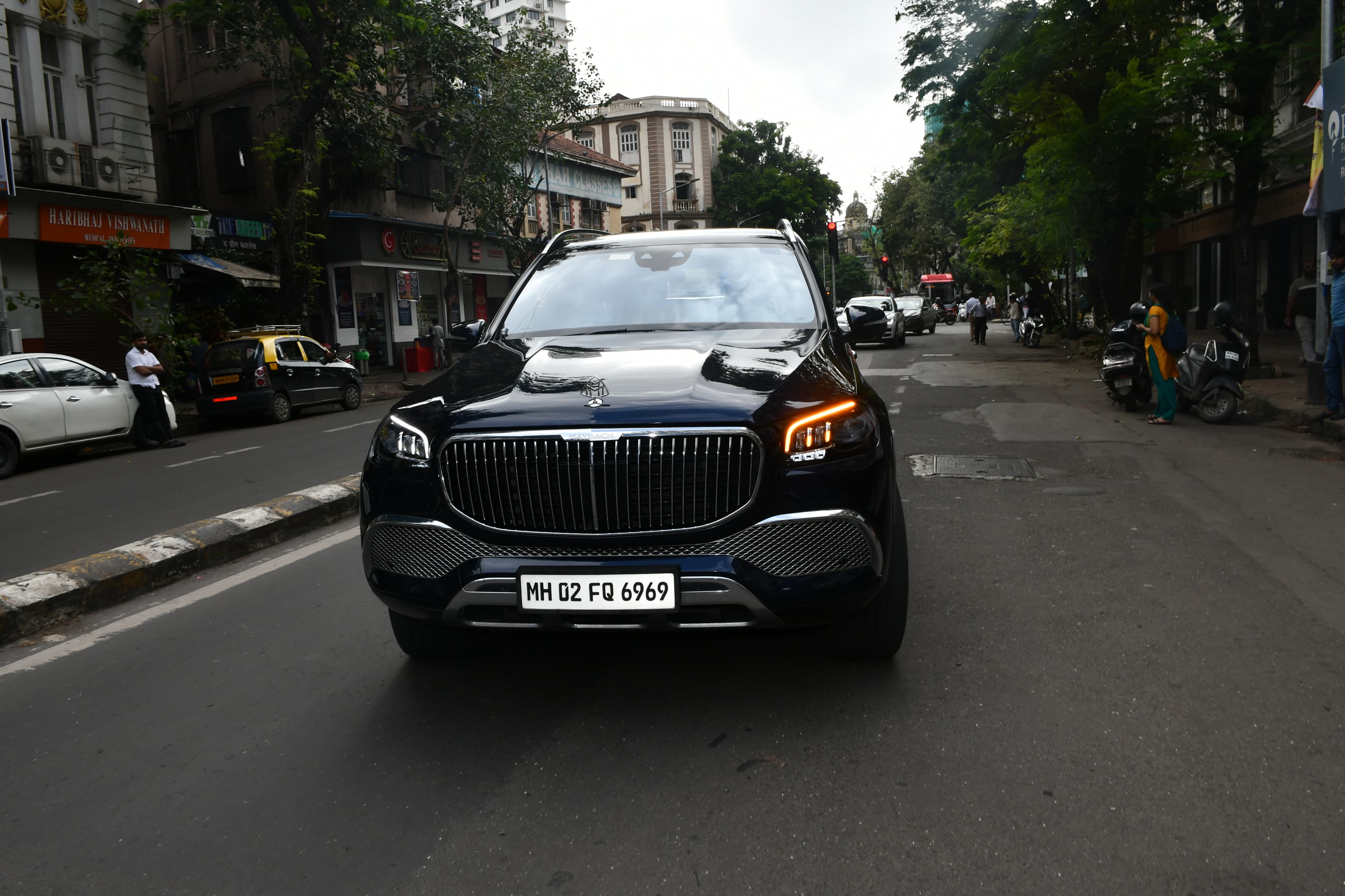 Deepika Padukone's car was spotted arriving at HN Reliance hospital. The moment is close!