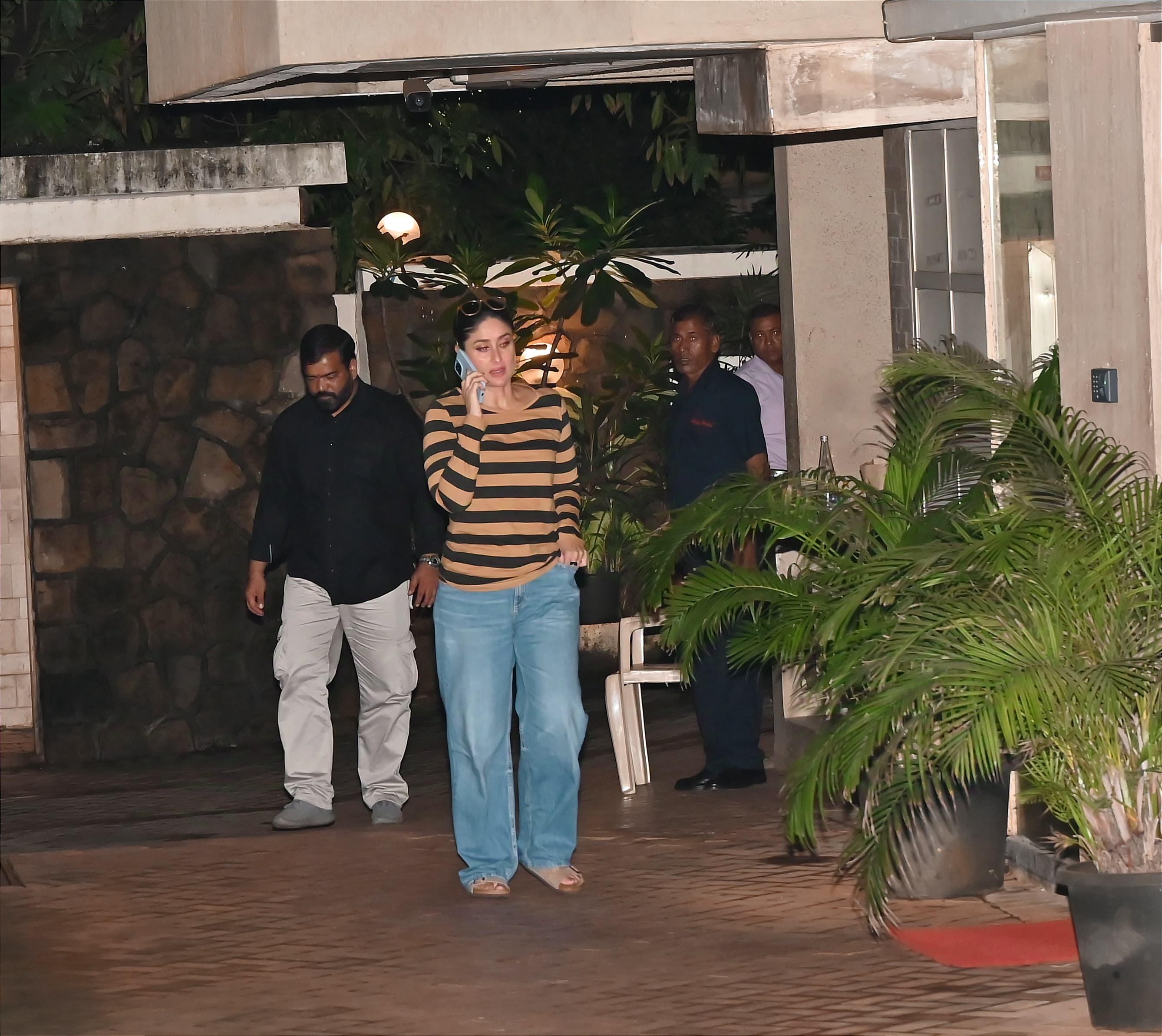 <p>Kareena Kapoor looked beautiful even as she strolled around her building</p>