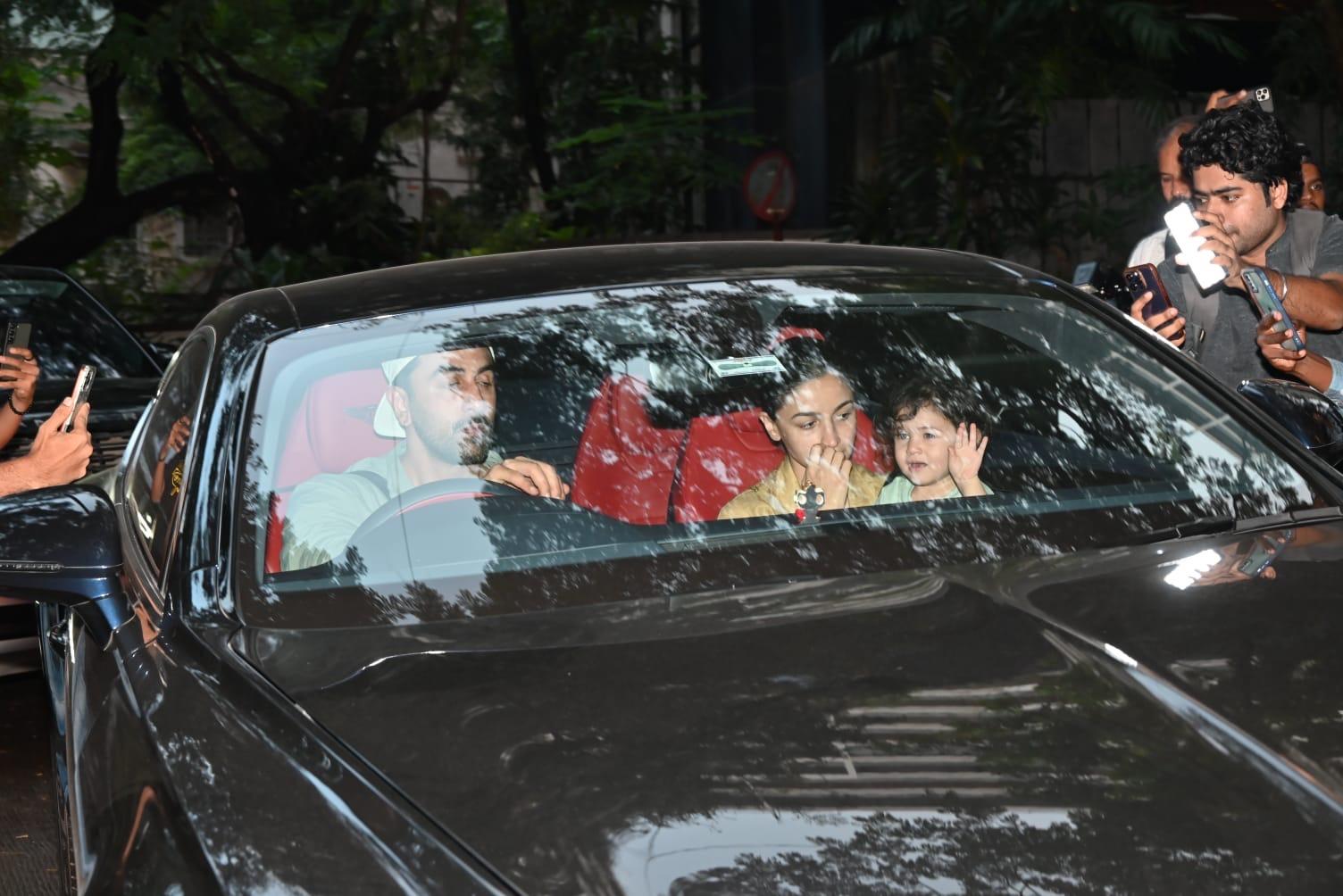 <p>Ranbir Kapoor, Alia Bhatt and their baby Raha were spotted on a drive around Mumbai</p>