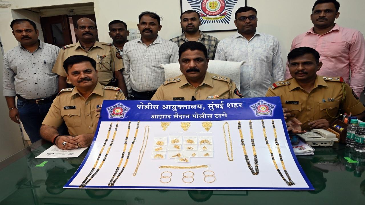 On September 2, the complainant in the case was walking with a bag containing the gold ornaments as well as cash worth Rs 21,380. The complainant had purchased the ornaments from Zaveri Bazaar. On reaching the road near Anjuman Islam School, he found the chain of the bag open and the contents inside it were missing