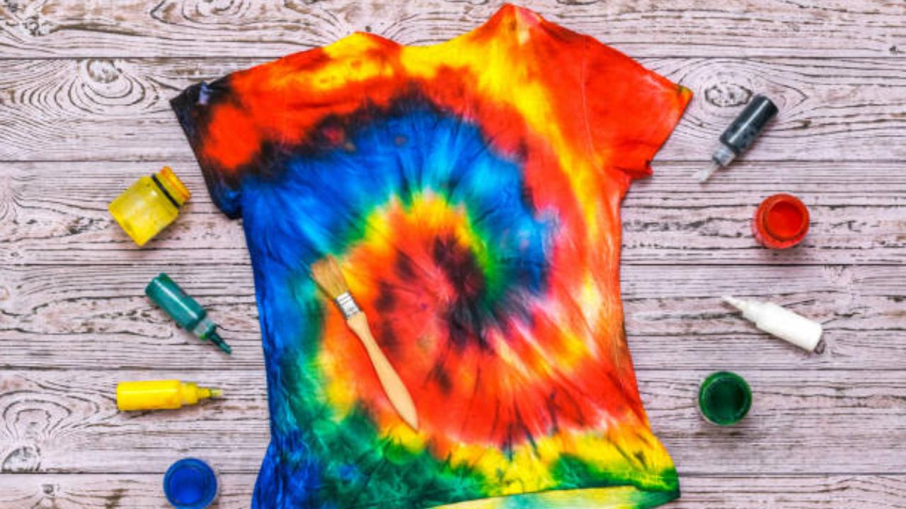 Psychedelic prints
Psychedelic prints like tie-dye are vibrant and bold, often associated with ‘dopamine dressing’. They can elevate both men's and women’s fashion.