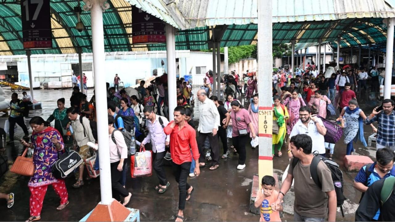 The trains will halr at Dadar, Thane, Panvel, Pen, Roha.  Mangaon, Veer, Khed, Chiplun, Kamthe, Sawarda, Aravali Road, Sangameshwar Road, Ratnagiri, Adavali, Vilavade, Rajapur Road, Vaibhavwadi Road, Nandgaon, Kankavali and Sindhudurg stations