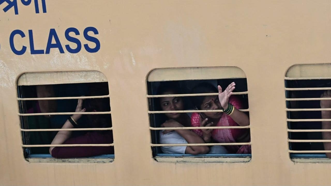 01182 Unreserved Special will depart Kudal at 4.30 pm on Sunday and arrive CSMT Mumbai at 4.40 pm same day